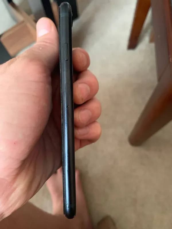 iPhone SE 2022 64 gb 8.5/10 продам за 150$ из следов только в углу корпуса потертость, носился в защ — Тбилиси — 150 $