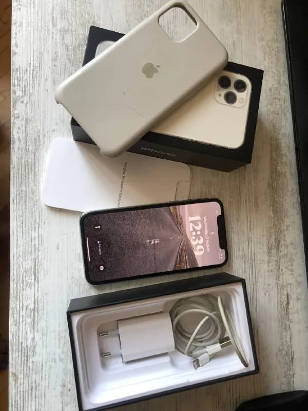 IPhone 11 Pro Silver на 64gb. Идеальное состояние без сколов и дефектов. В ремонте не был. Батарея 8 — Тбилиси — 1 100 ₾