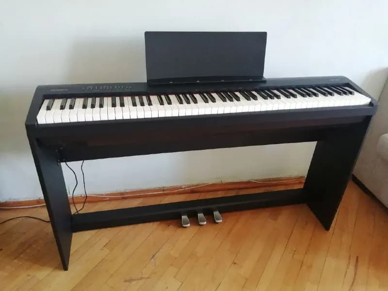 Roland FP-30, со стойкой и педалями. — Тбилиси — 2 200 ₾