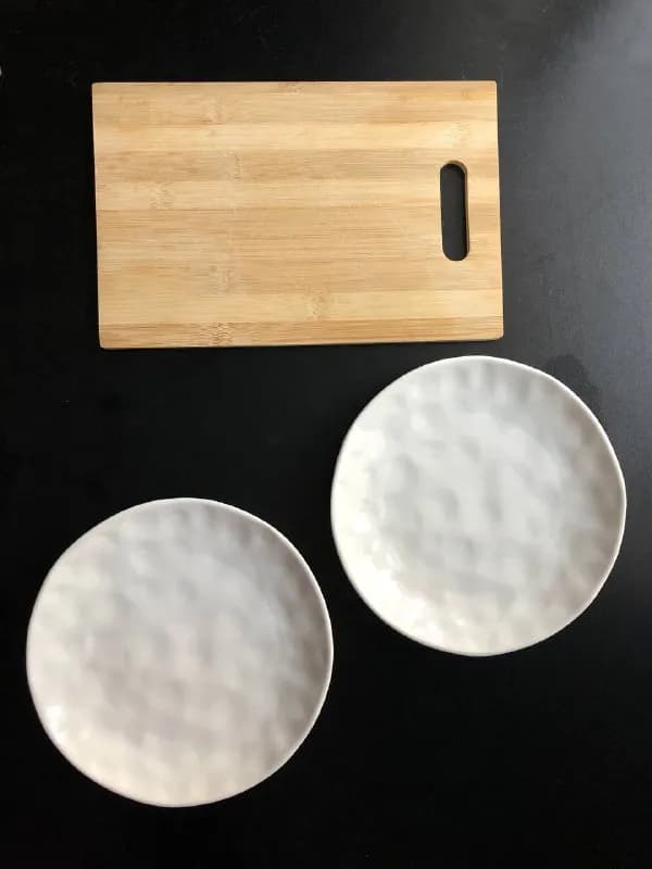 1. две тарелки d20cm + доска → 10₾ — Тбилиси — 10 ₾