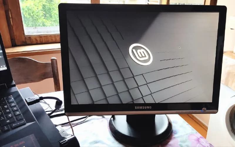 1. Монитор Samsung SyncMaster 206BW. 20», 1680×1050, 75 Гц, 2ms. Состояние отличное. Есть переходник — Тбилиси — 120 ₾