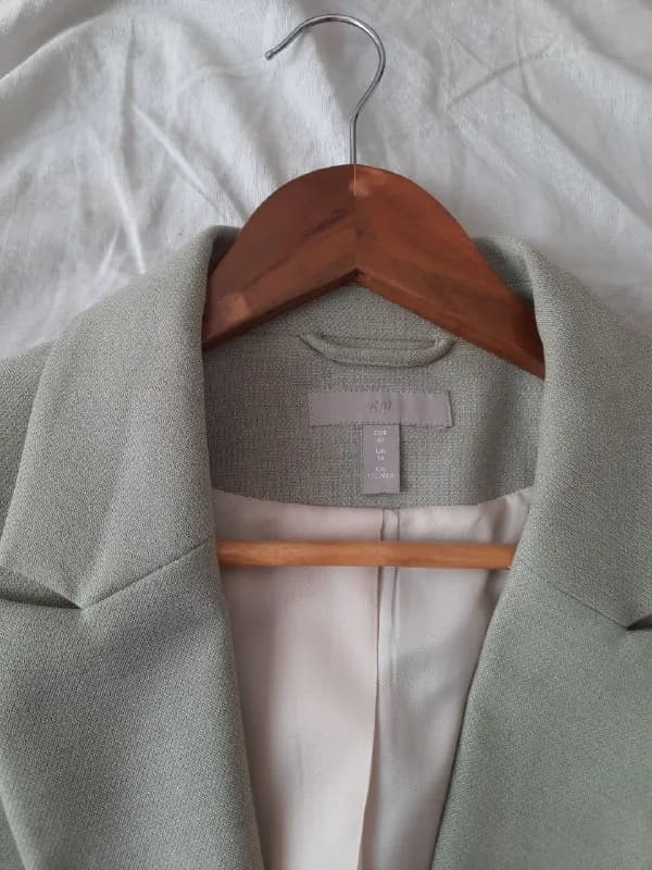 h&m фисташкового цвета в отличном состоянии, размер 42 (европейский) M-L. Цена 50 лари — Тбилиси — 50 ₾