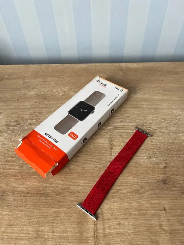 Apple Watch ¾/5 44 мм (красный, резиновый) — 20₾ — Батуми — 20 ₾