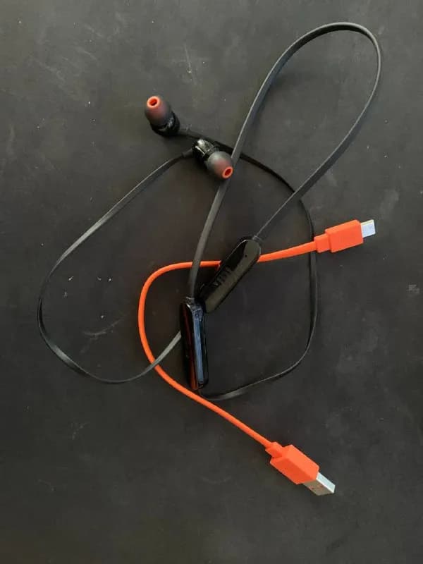 1. наушники jbl tune 115bt — 60 лари — Тбилиси — 60 ₾