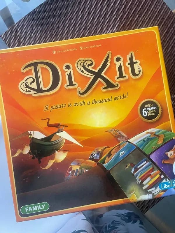 Dixit (аналог имаджинариум) — 70 лар, exploading kittens (очень увлекательная карточная игра) — 30 — Тбилиси — 70 ₾