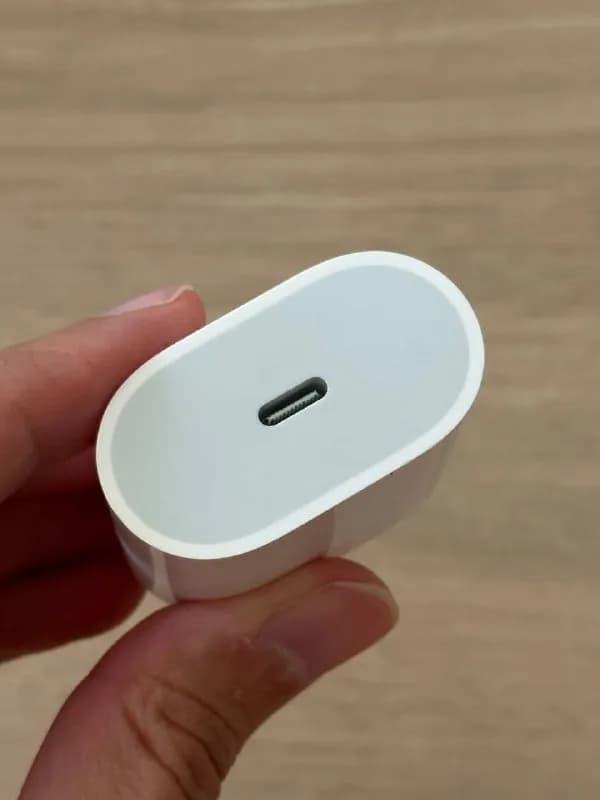 Apple 20W USB-C Power Adapter. Пользовался аккуратно и не часто так как есть другой блок. Куплена в — Тбилиси — 26 ₾