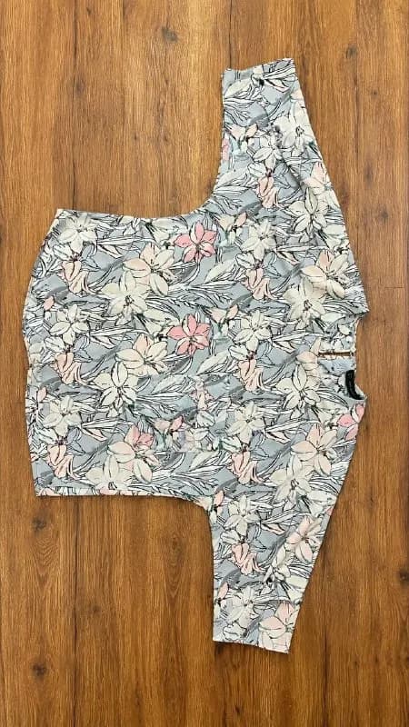 1. Блузка Zara Basic с цветочным принтом, размер M. Лёгкая и приятная к телу. Цена: 15 лари — Тбилиси — 15 ₾
