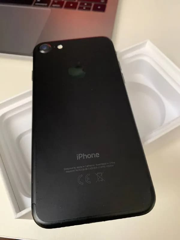 iPhone 7, 32 gd, black — 100$ или эквивалент в лари. Возможен торг. — Тбилиси — 100 ₾