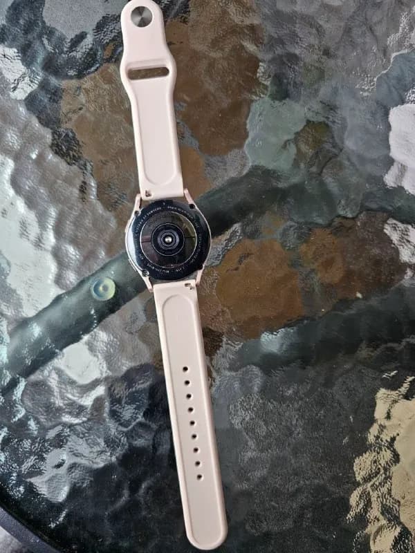 samsung galaxy watch 4 40 mm в рабочем состоянии цена: 80 лари срочнооо без торга — Батуми — 80 ₾