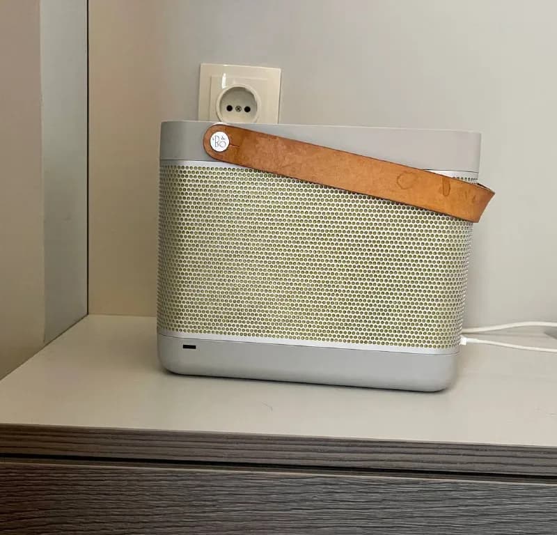 Bang & Olufsen Beolit 12. Звук шикарный. Батарейка держит около часа. Единственное не подключается п — Тбилиси — 330 ₾