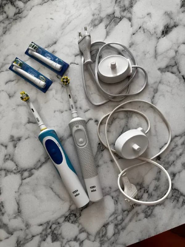 2 электрические щетки Oral b — Тбилиси — 100 ₾