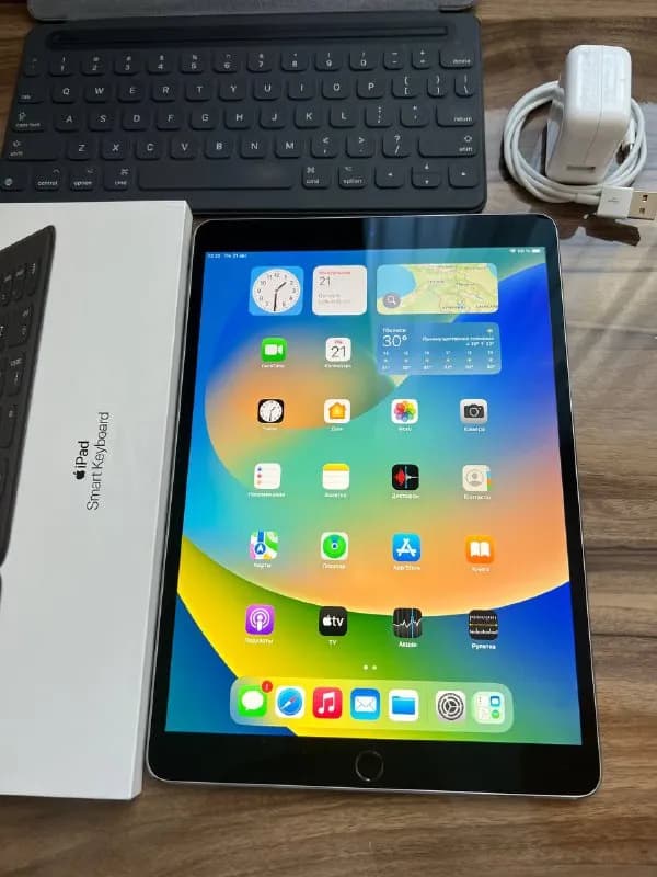 iPad Pro 10.5 дюймов 64гб версия с симкой (wi-fi+cellular) (2 поколение), в комплекте клавиатура, ори — Тбилиси — 750 ₾