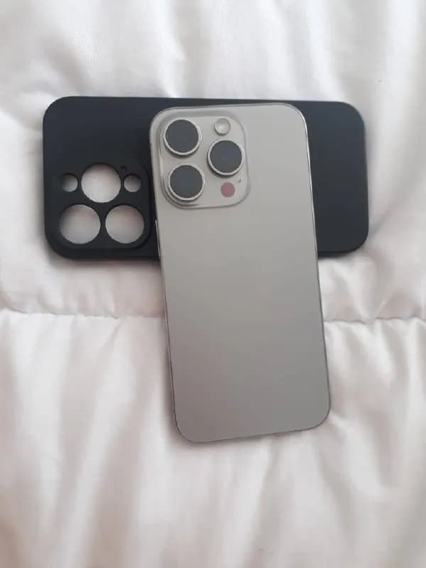 iPhone 15 Pro Titanium 256 ГБ, две SIM-карты (физические). Заряд батареи 84%. В комплекте четыре ори — Батуми