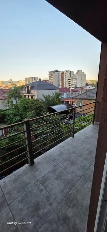 80 кв.м) трехкомнатную квартиру (2+1). — Батуми — 450 $