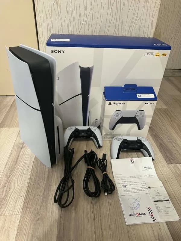 PlayStation 5 Slim Disk версия, новая, включалась 2 раза, после чего лежит в коробке. В комплекте 2 — Тбилиси
