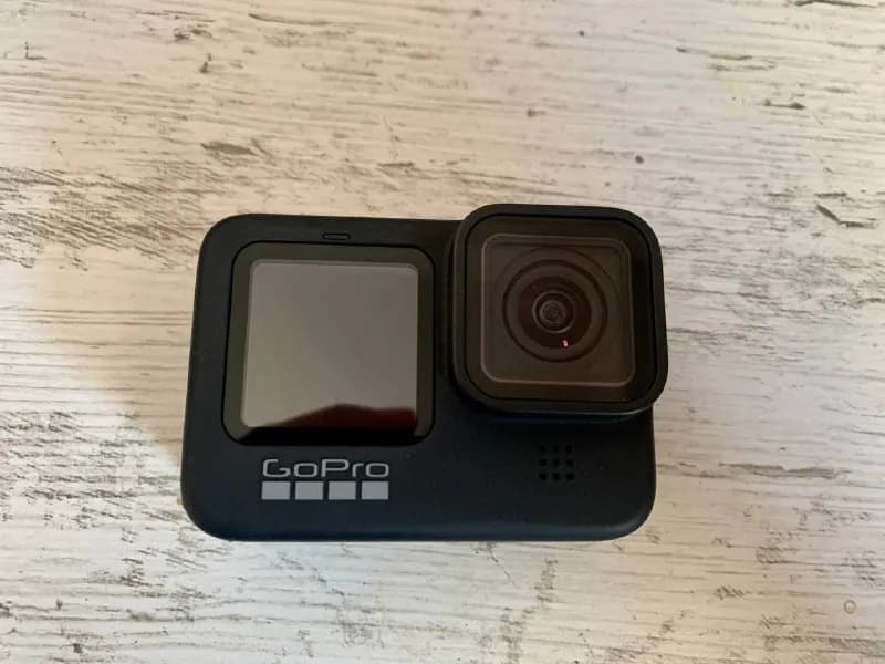 GoPro 9 с аксессуарами. Состояние отличное. Пользовался в силиконовом чехле. Падений и ударов не был — Тбилиси — 1100 ₾