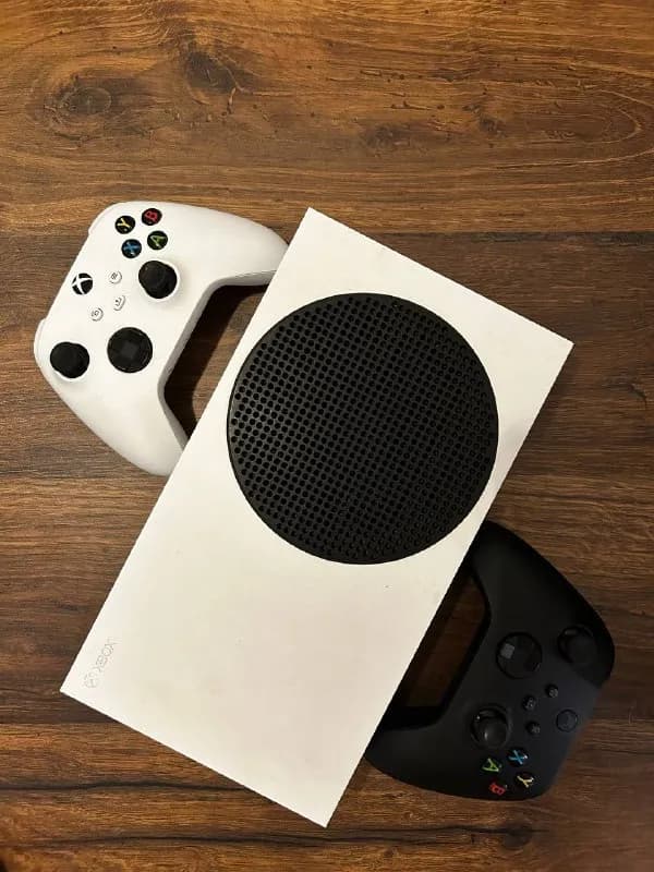 Xbox series S + 2 контроллера в отличном состоянии. — Тбилиси — 700 ₾