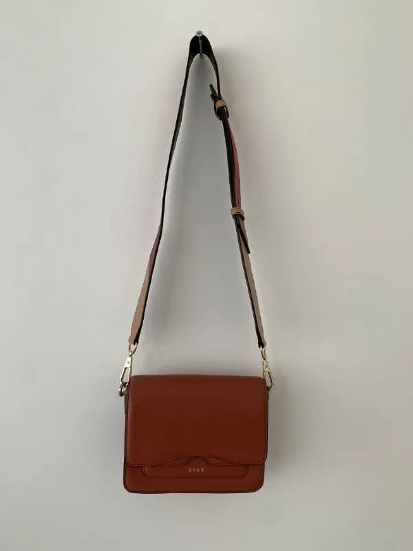 1. Коричневая сумка DKNY натуральная кожа, размер 19×15×8 см, цена 150 лари. — Тбилиси — 150 ₾