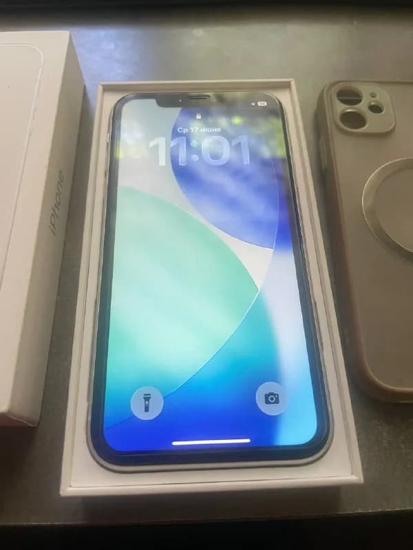 iPhone 11 64Gb, белый. Состояние отличное, как внешне так и внутри, все работает идеально. Носил все — Батуми — 350 ₾