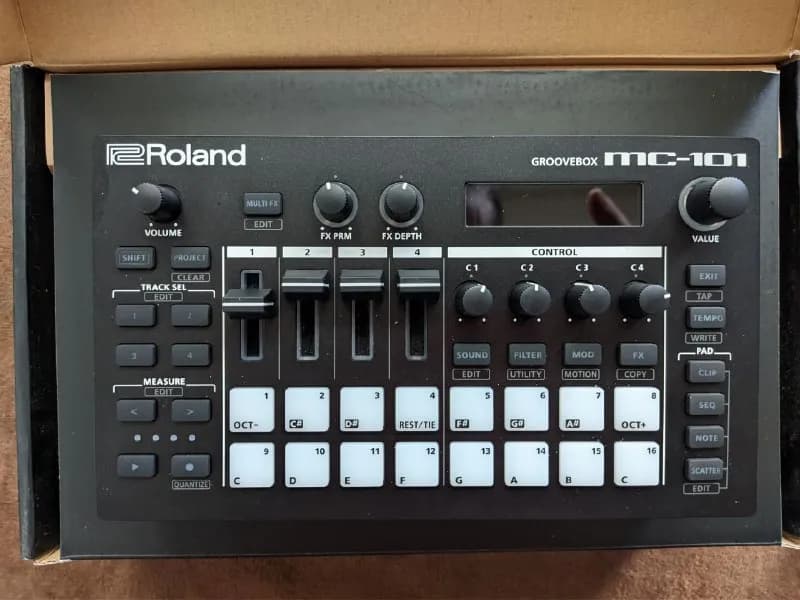 Roland MC-101, как новый, есть чек и коробка. 1100 лари. Обоснованный торг. — Тбилиси — 1 100 ₾