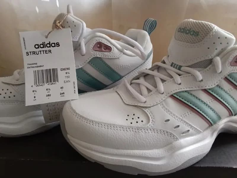 Adidas. Белые размер 39,40, голубые 38. Цена 200 лари — Тбилиси — 200 ₾