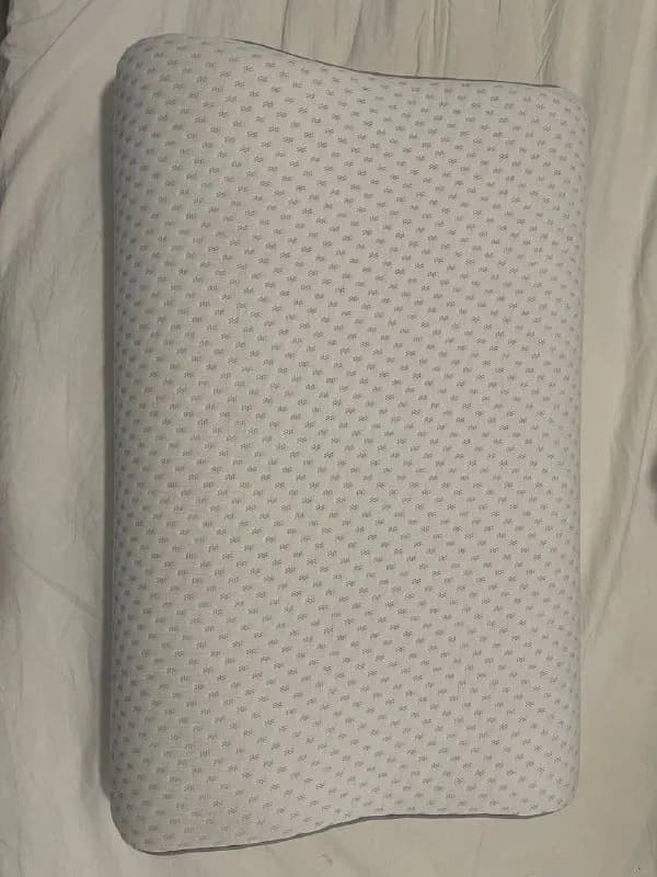 2 подушки ортопедические, супер удобные memory foam. Брал по 140 каждую, отдам 2 за 100 лари, только — Тбилиси — 100 ₾
