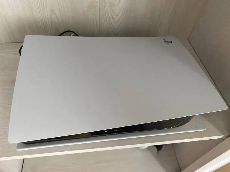 PlayStation 5 digital с двумя джойстиками и зарядной станцией. На гарантии до марта 2024го. Имеются — Тбилиси — 1 350 ₾