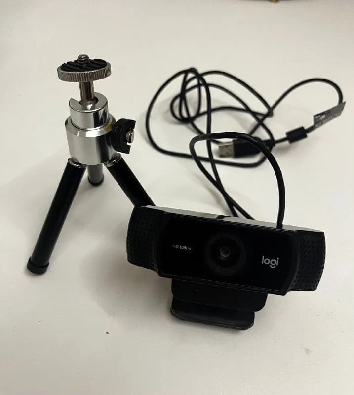 C922 PRO HD STREAM WEBCAM с подставкой, состояние новой, но коробка отсутствует. — Тбилиси — 250 ₾
