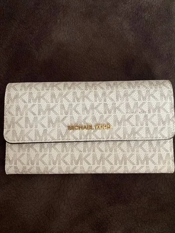 Michael Kors, абсолютно новый, оригинальный, только без упаковки. У меня не помещается в сумку. Цена — Тбилиси — 200 ₾