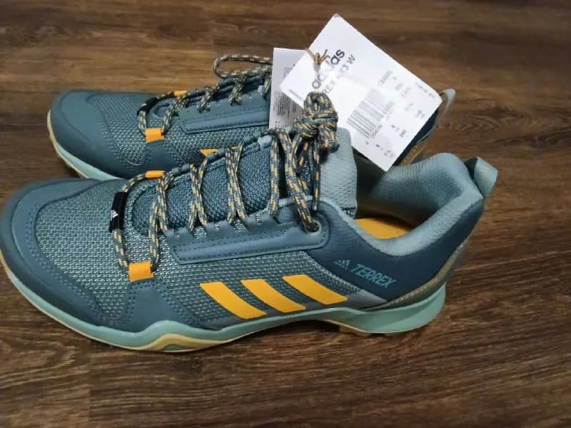 Adidas совершенно новые кожаные кроссовки 38 размер, цена 200 лари — Тбилиси — 200 ₾