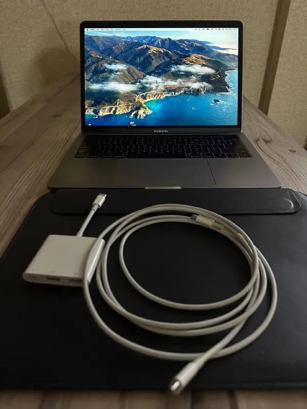Macbook Pro 13 inch 2020 intel core i5 128 гб американская версия с переходником на евро, чехлом, эп — Тбилиси — 1 600 ₾