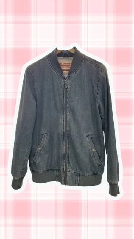 1️⃣ Джинсовый бомбер Levi’s 💙 — Тбилиси — 160 ₾