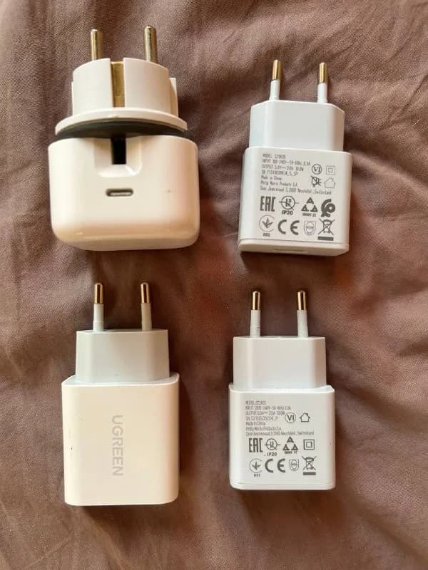 1) Оригинальный apple 20w type-c британская вилка (отдам с переходником) — 55 лари — Тбилиси — 55 ₾