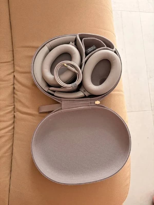 Sony WH-1000XM4, цифровое шумоподавление, сенсорное управление, 38 часов без зарядки. Использовала б — Батуми — 350 ₾