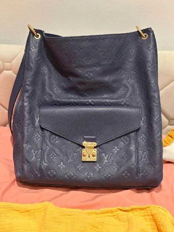 Louis Vuitton — Батуми