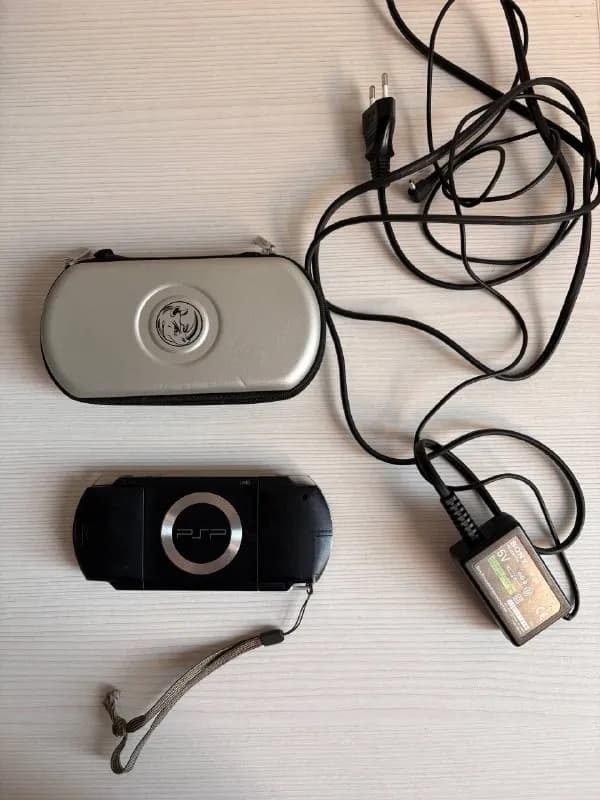 1. Sony PSP 1000: прошитая, в комплекте зарядное устройство, чехол и набор игр на UMD-дисках. Технич — Батуми