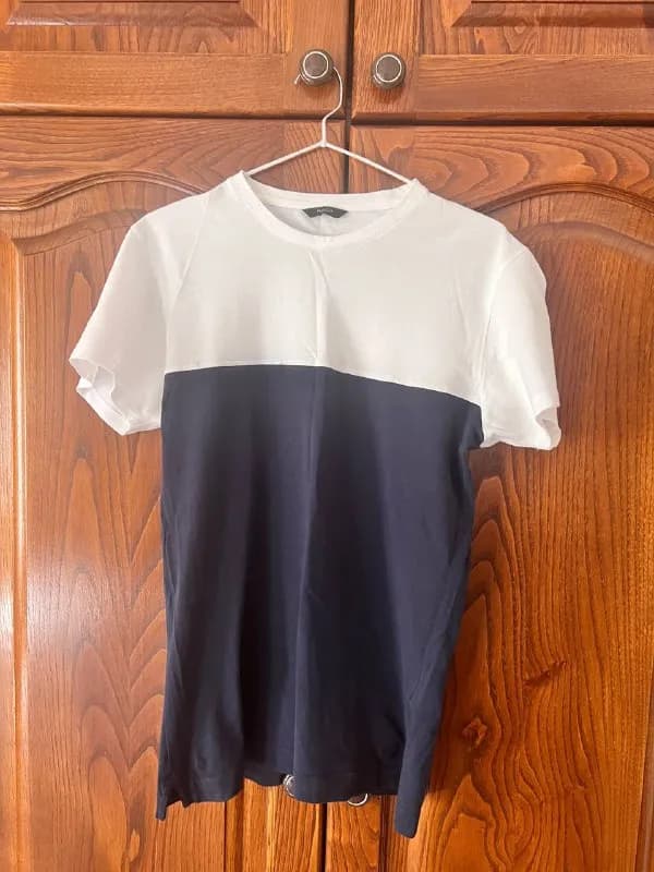 1. Футболка Massimo Dutti. Slim fit. Размер 42. XS. В отличном состоянии. Цена: 30 GEL. — Тбилиси — 30 ₾