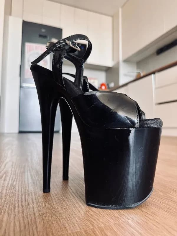 Pleaser, р. 37 us 7, черный лак — Батуми — 140 ₾