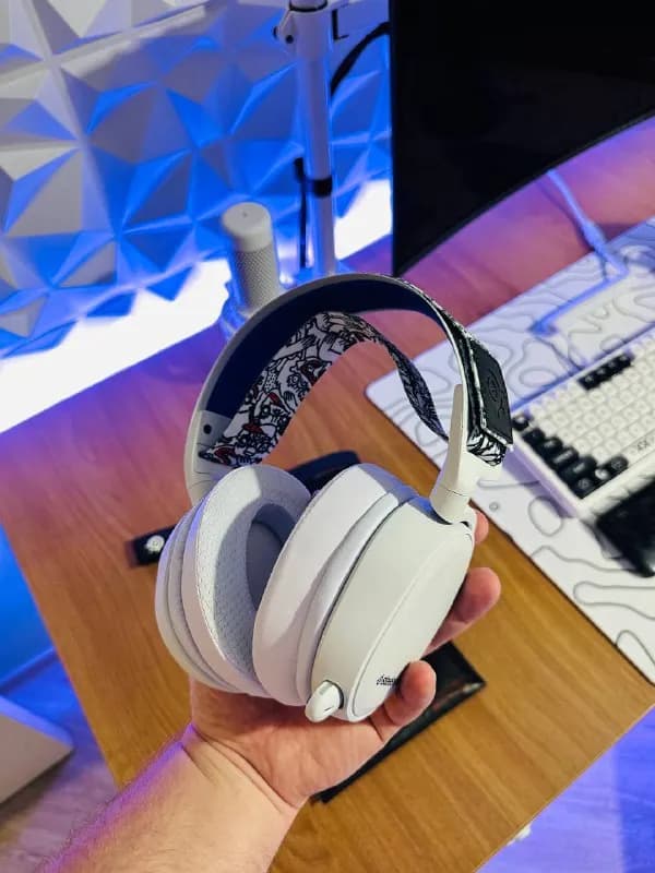 Steelseries Arctis 7p+. В идеальном состоянии. Батарея 30+ часов. В подарок 30$ вые белые подушки дл — Тбилиси — 200 ₾