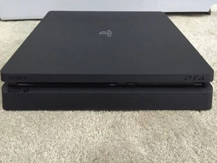 ps 4 slim 500 лари, в комплекте один джойстик и игры (Ведьмак 3, Ratchet & Clank, и много игры вышедш — Тбилиси — 500 ₾