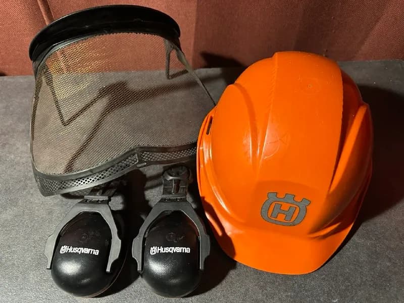 husqvarna с наушниками с шумоподавлением и защитным экраном. Идеально для покоса травы. Очень удобна — Тбилиси — 60 ₾