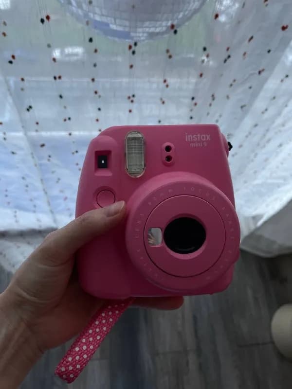 Fujifilm Instax Mini 9. Чуть слева в уголке дает блик (на фото видно), а так отлично работает. — Батуми — 100 ₾