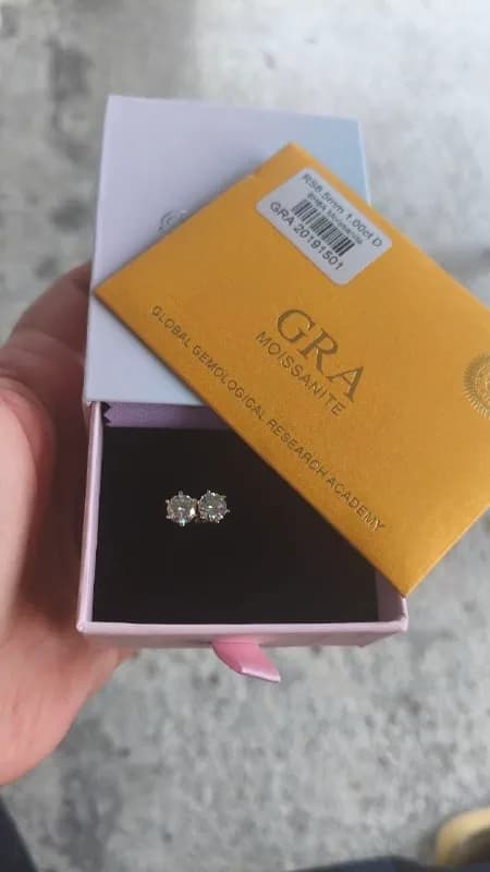 1 Ct на винтовых застёжках. В комплекте пуссеты+ салфетка для ювелирных изделий+ коробочка+ сертифик — Батуми — 150 ₾