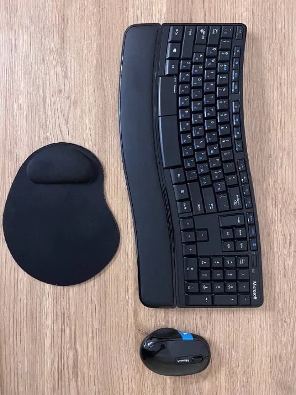 1. Беспроводные клавиатура и мышь Microsoft Sculpt, в идеальном состоянии. Коврик для мыши в подарок — Тбилиси — 80 ₾