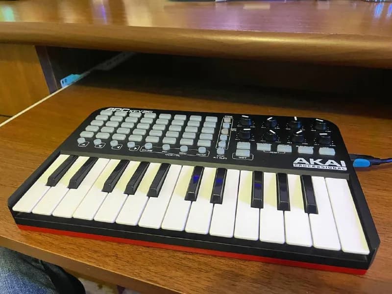 akai apc keys 25, мне не подошел, буду брать полноразмерную клавиатуру, так как пальцы привыкли к кл — Тбилиси — 250 ₾