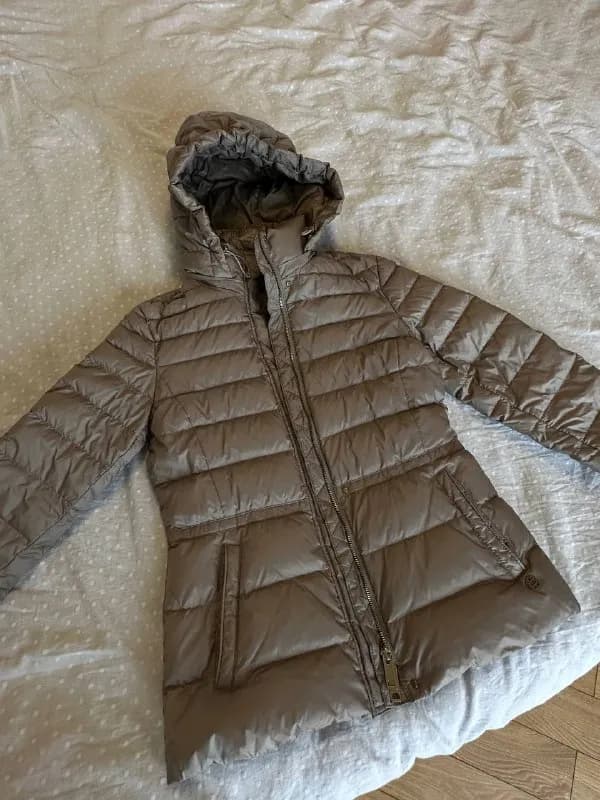 massimo dutti, наполнение из натурального пера, цвет в жизни еще красивее, куртка легкая, но теплая — Тбилиси — 5 160 ₾