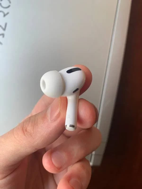 Airpods Pro 1 с нюансом. При прозрачности слышны шумы. В остальном работает хорошо. Оригинал, насадк — Тбилиси — 50 ₾