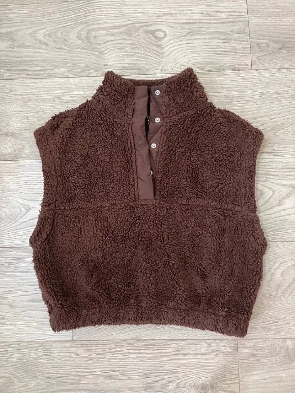 1. Жилетка H&M размер xs, покупала в том году, теплая, внутри флис-40лар — Тбилиси — 40 ₾