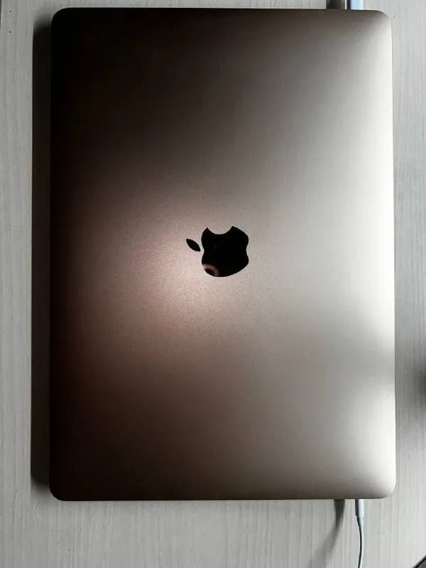 MacBook Air M1 и Magic Mouse. Идеальное состояние. 8 gb/256 gb gold. Оригинальная коробка, кабель в — Тбилиси — 2 100 ₾