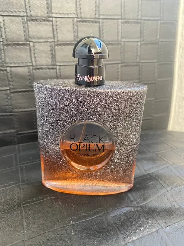 Yves Saint Laurent Black Opium Floral Shock. Флакон 100 мл, осталось более 30 мл. Цена 150 лари — Тбилиси — 150 ₾